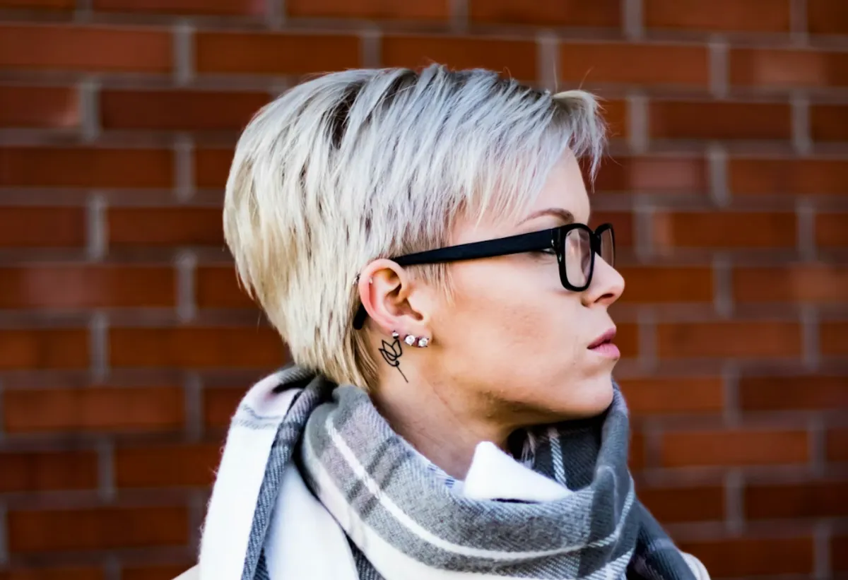 Kvinde med kort gråt hår og cat-eye briller i sølvstel