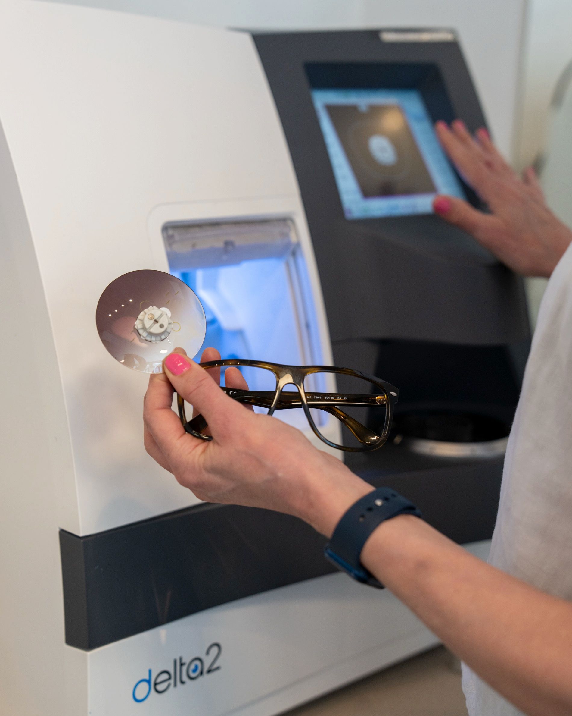 Professionel indsætning af nye brilleglas i kundens eget stel