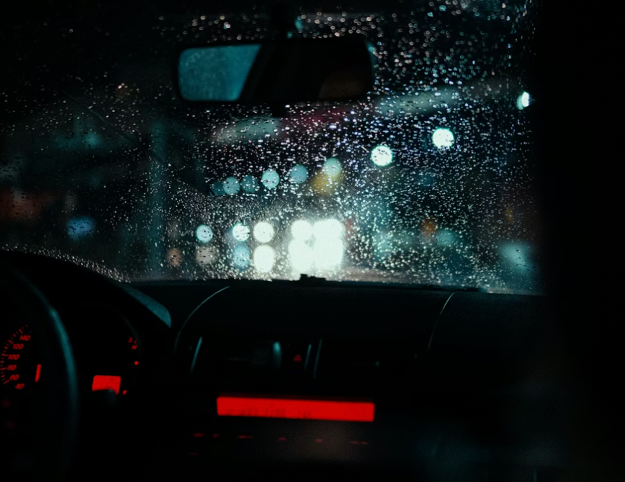 Bilist der kører sikkert om natten med anti-blænding briller - ingen irritation fra modkørende billygter