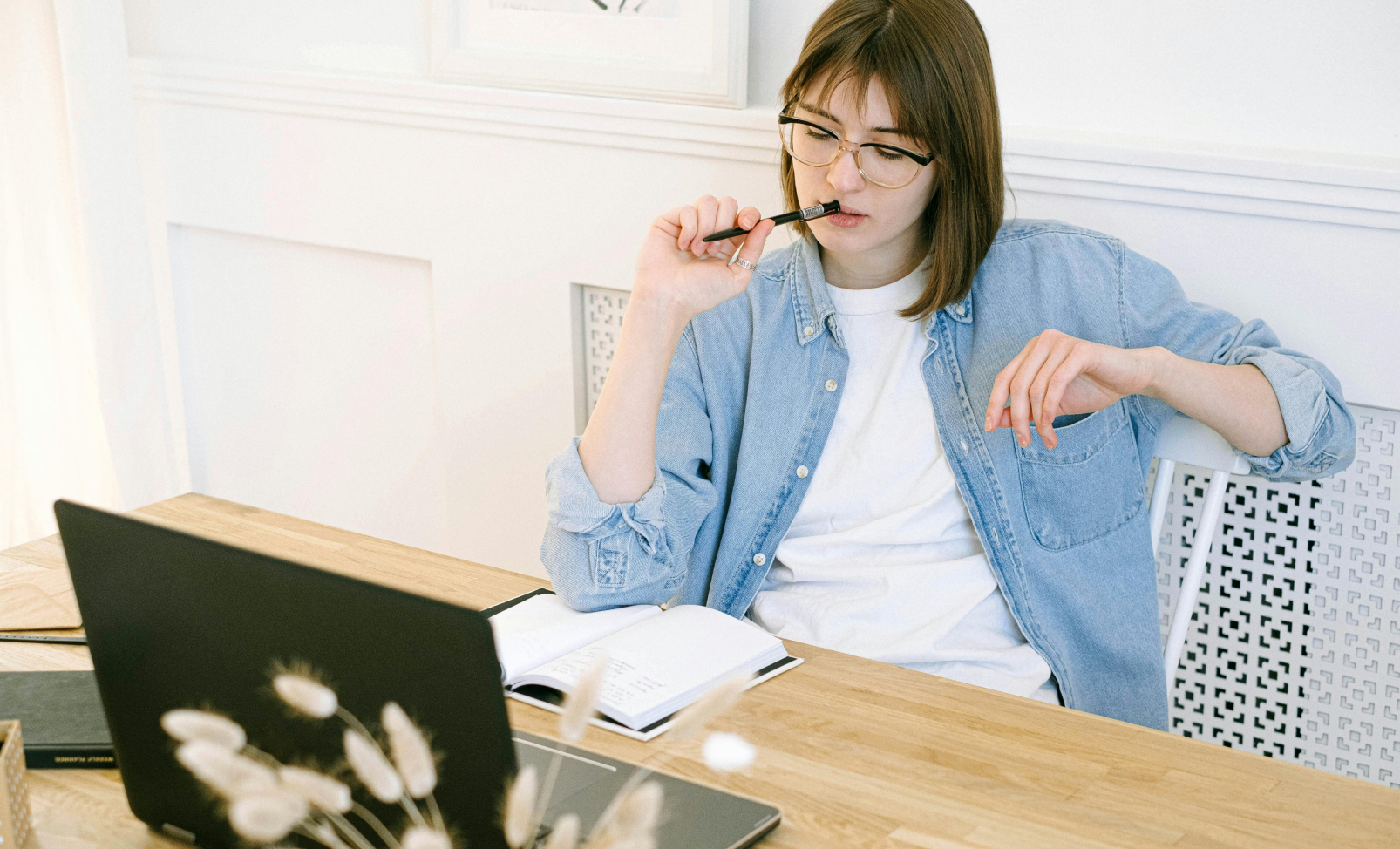 How much should I pay someone to answer my phone? (2025 guide)