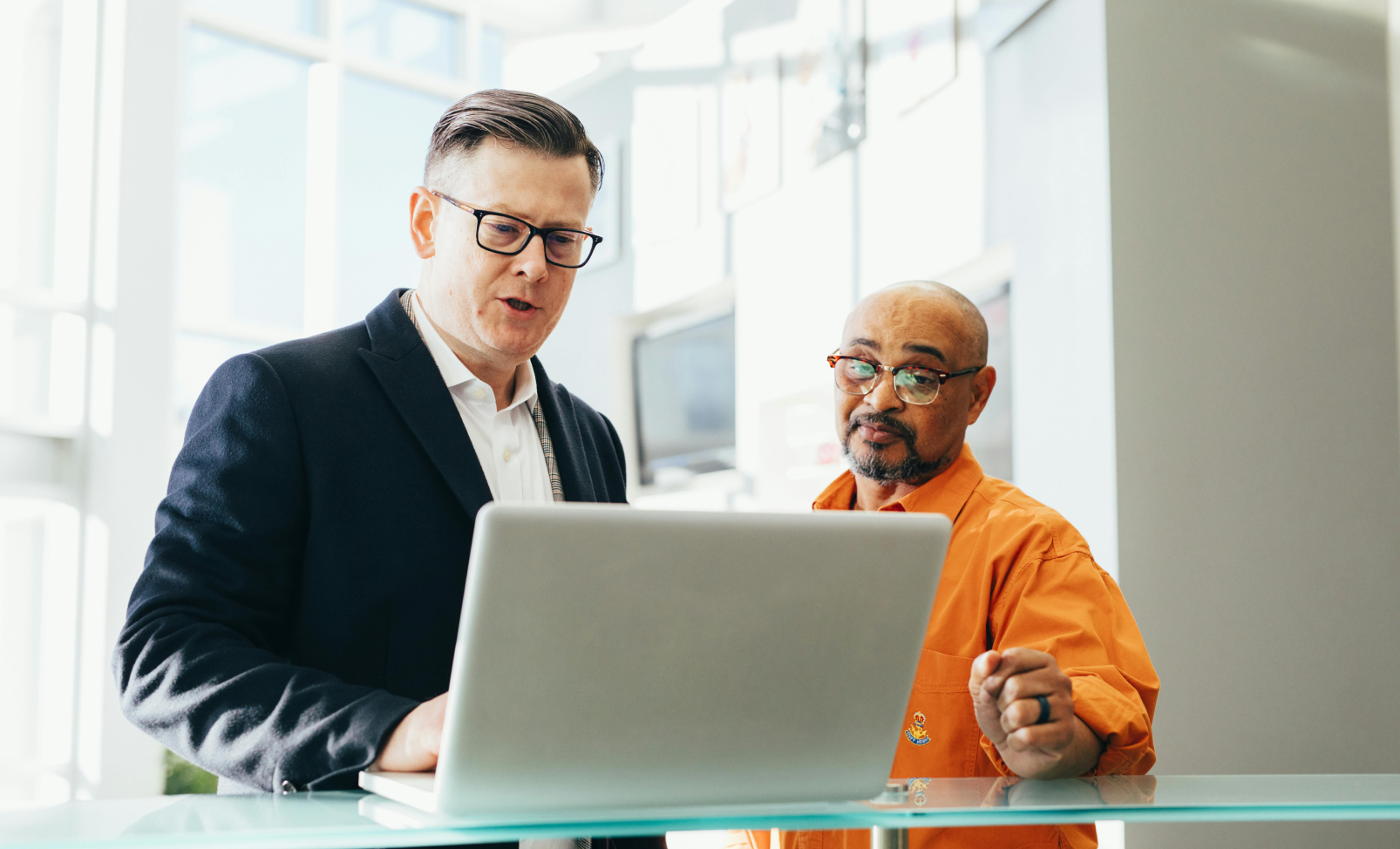 Virtual agent vs chatbot: what’s the difference (and which is right for your business?)