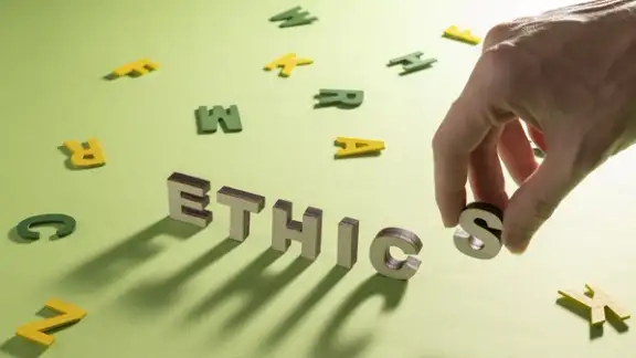 illustrazione scritta ethics con mano che mette le lettere.jpg