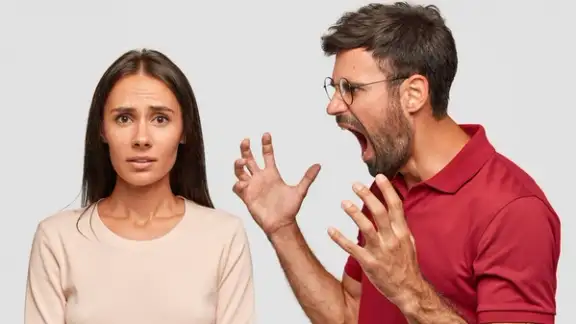 uomo arrabbiato con la barba urla contro una donna-1.jpg