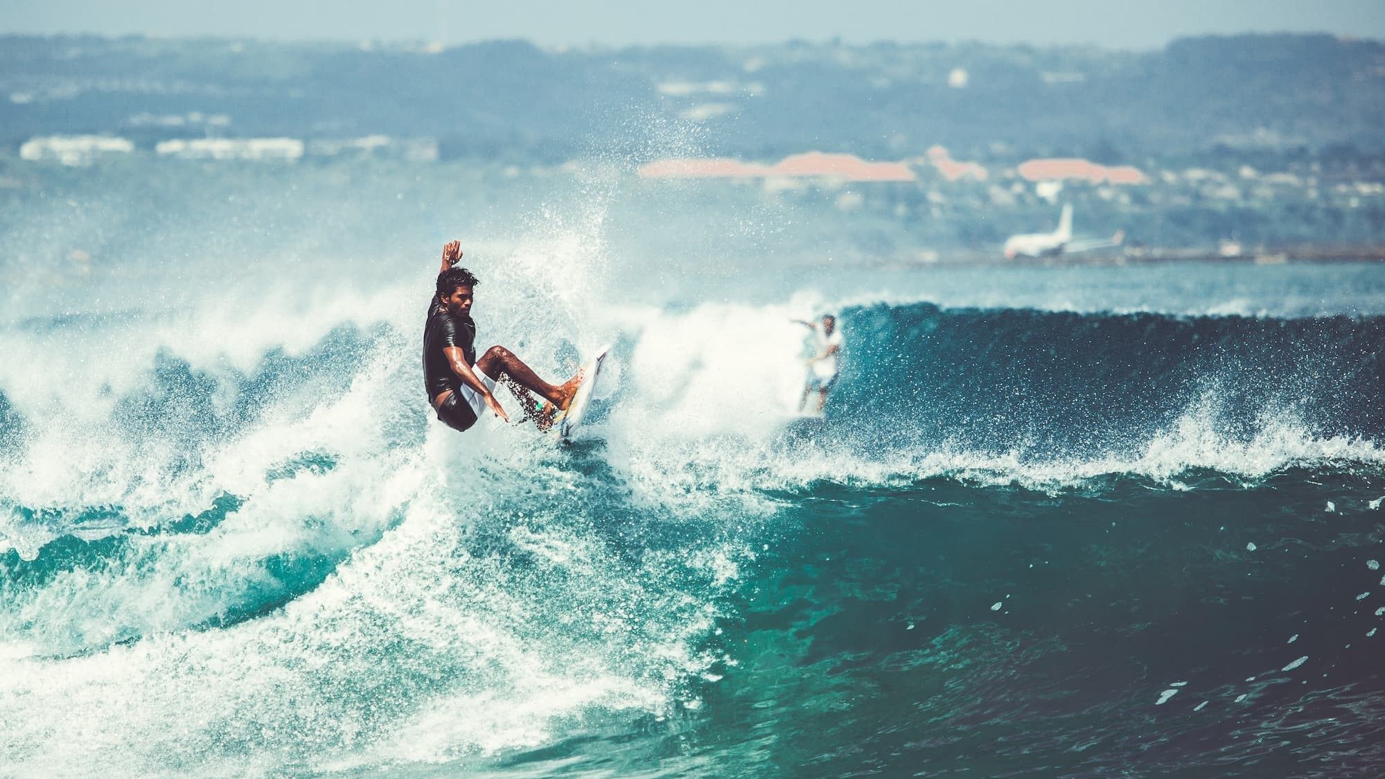 uomo che sta facendo surf.jpg