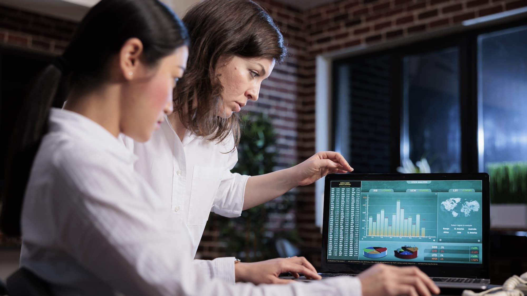 marketers guardano analytics sul computer-1.jpg
