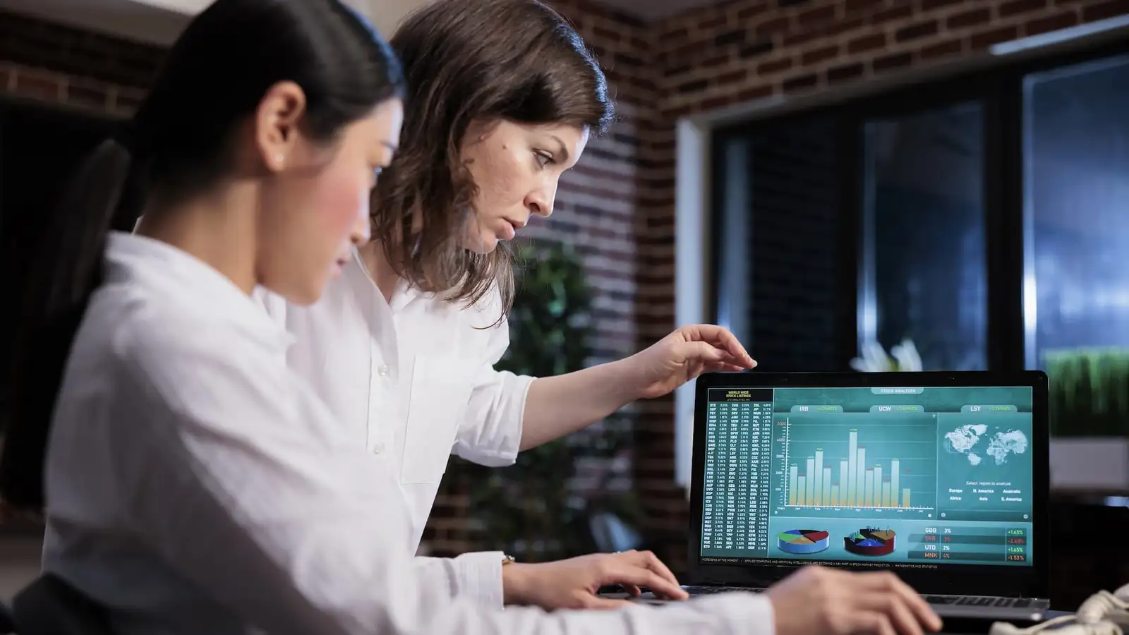 marketers guardano analytics sul computer-1.jpg
