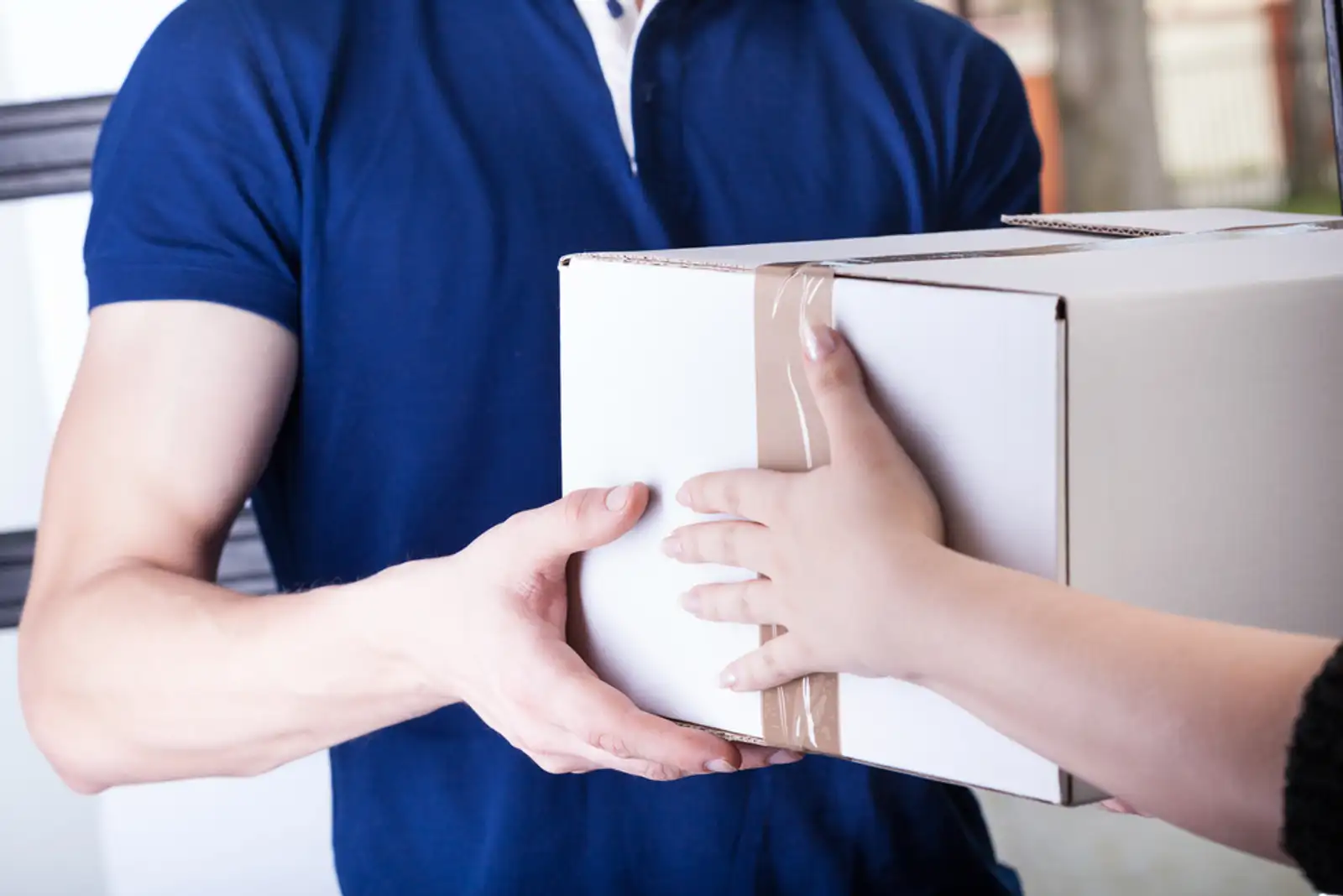 Client and courier during order transfer%2c horizontal.jpeg