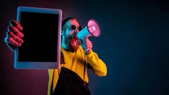 persona mostra tablet con un megafono in mano.jpg