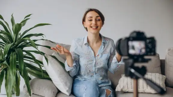 giovane influencer si registra con la videocamera.jpg