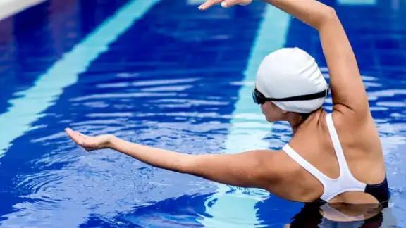 Synchronized female swimmer in the pool stretching.jpeg
