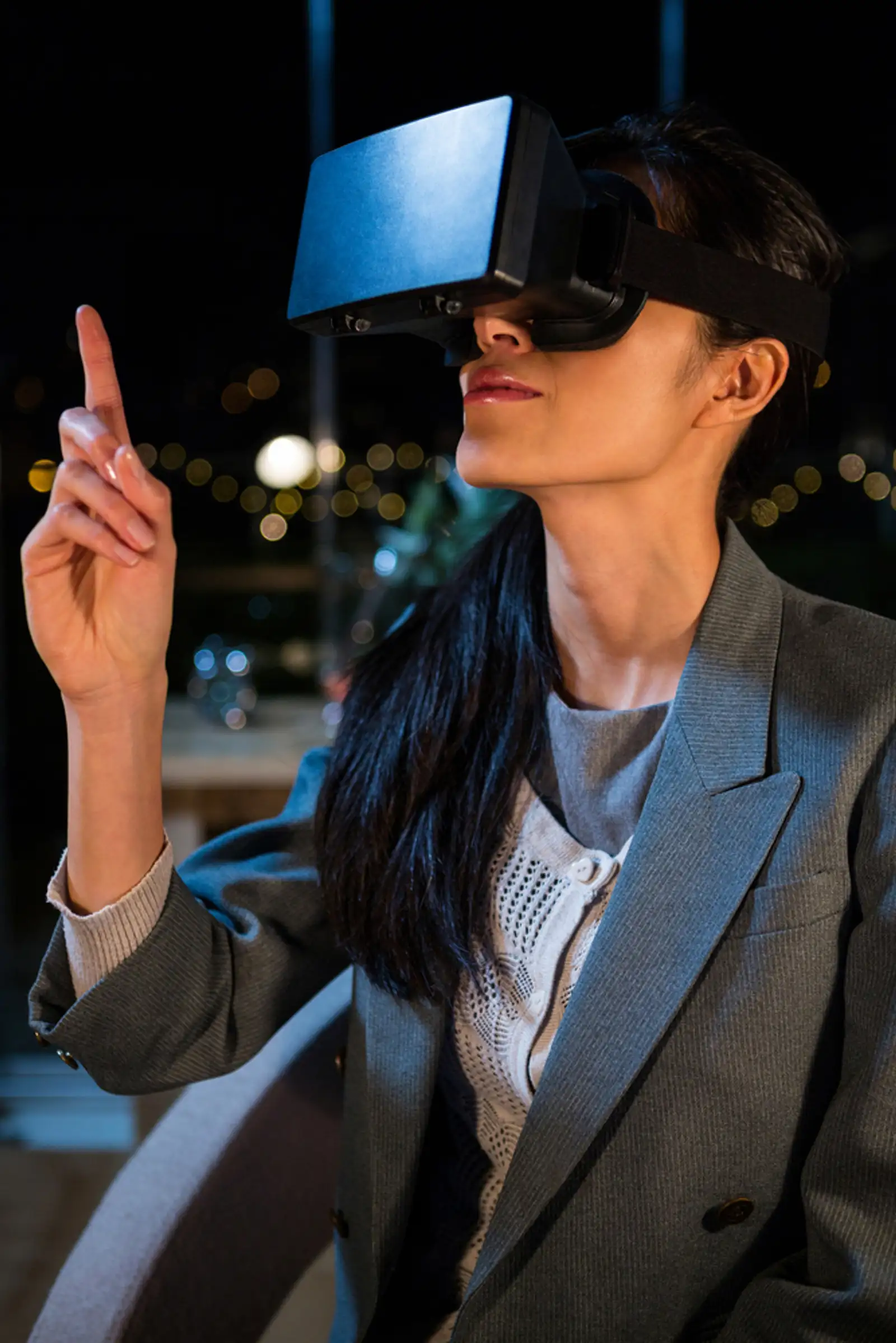 Businesswoman using virtual reality headset in the office.jpeg