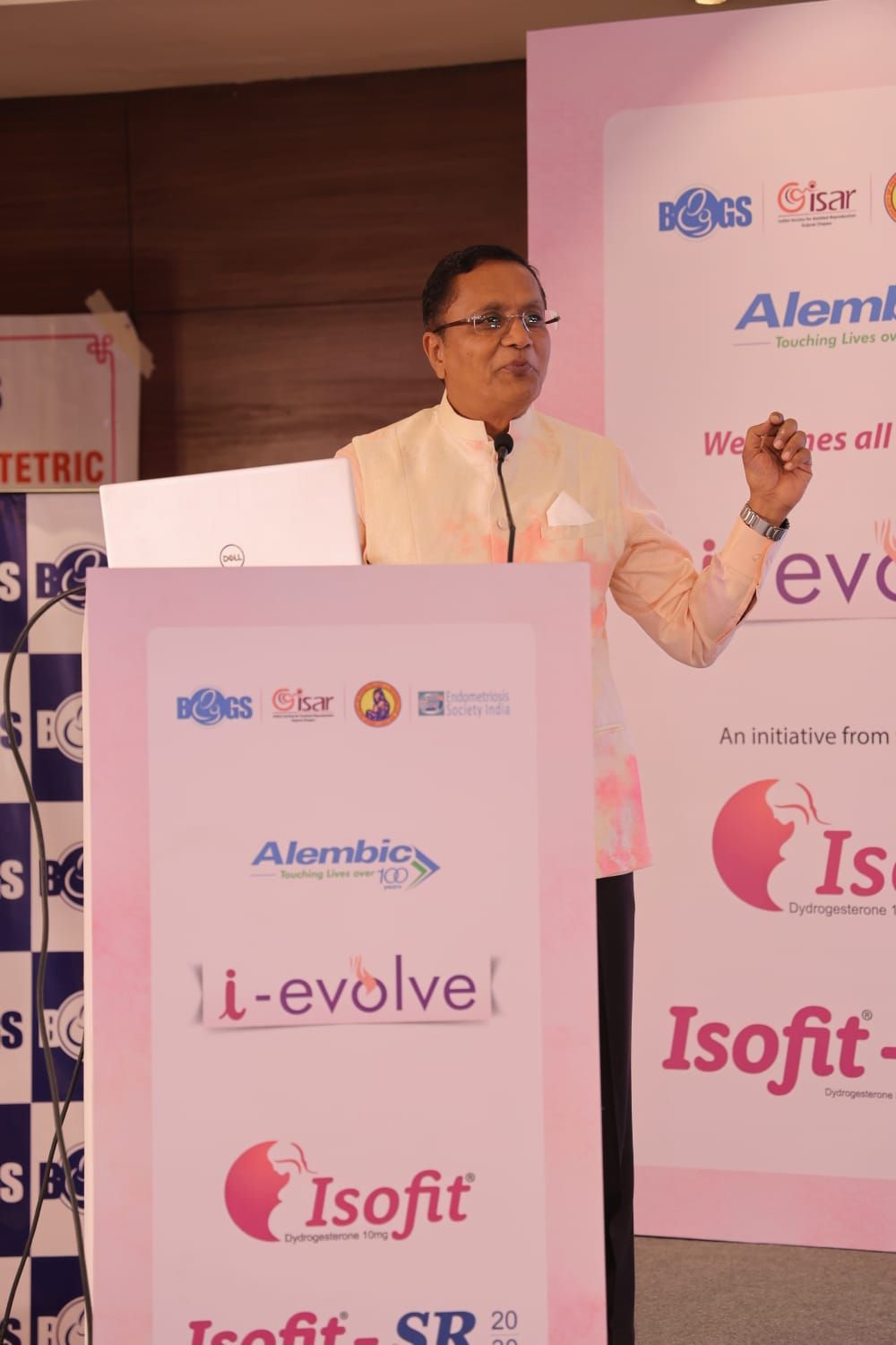 Dr. Himanshu Bavishi addressing gynaecologists at the BOGS x ISAR Gujarat i-evolve scientific meet in Vadodara