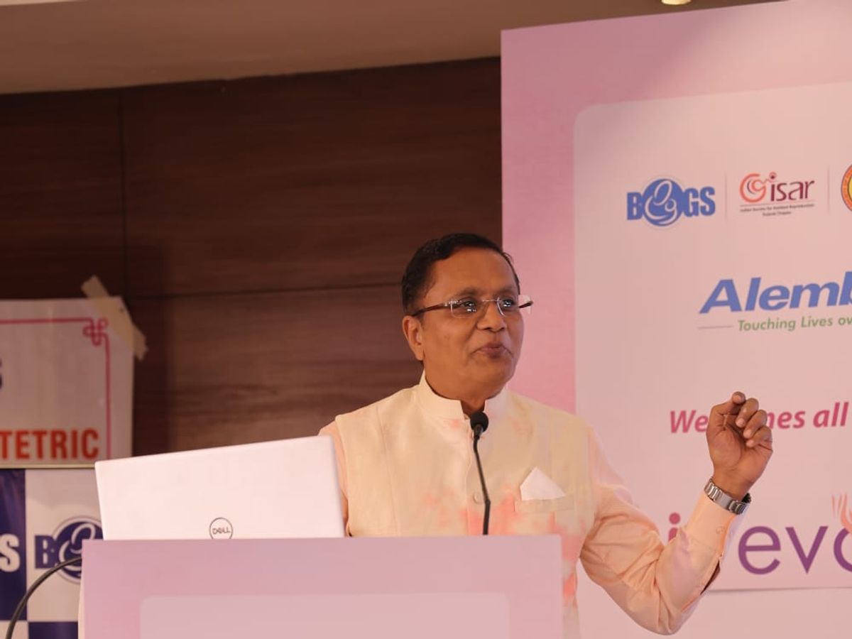 Dr. Himanshu Bavishi addressing gynaecologists at the BOGS x ISAR Gujarat i-evolve scientific meet in Vadodara