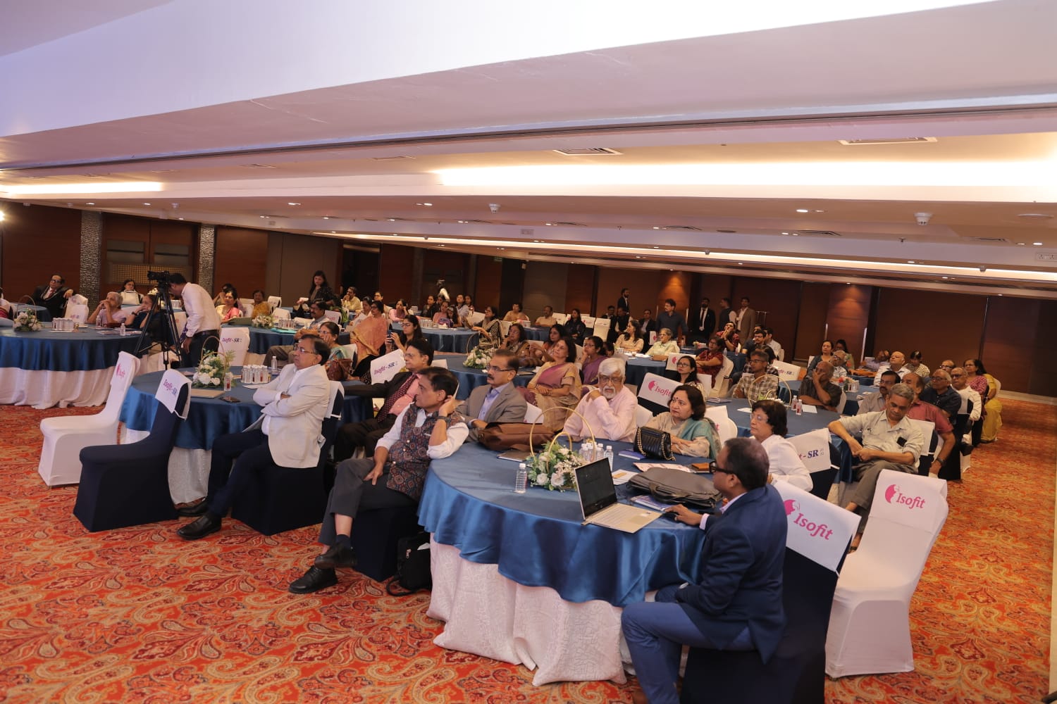 Dr. Himanshu Bavishi addressing gynaecologists at the BOGS x ISAR Gujarat i-evolve scientific meet in Vadodara