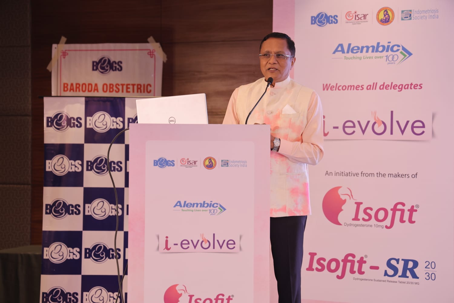 Dr. Himanshu Bavishi speaking on egg freezing at the BOGS x ISAR Gujarat scientific meet in Vadodara