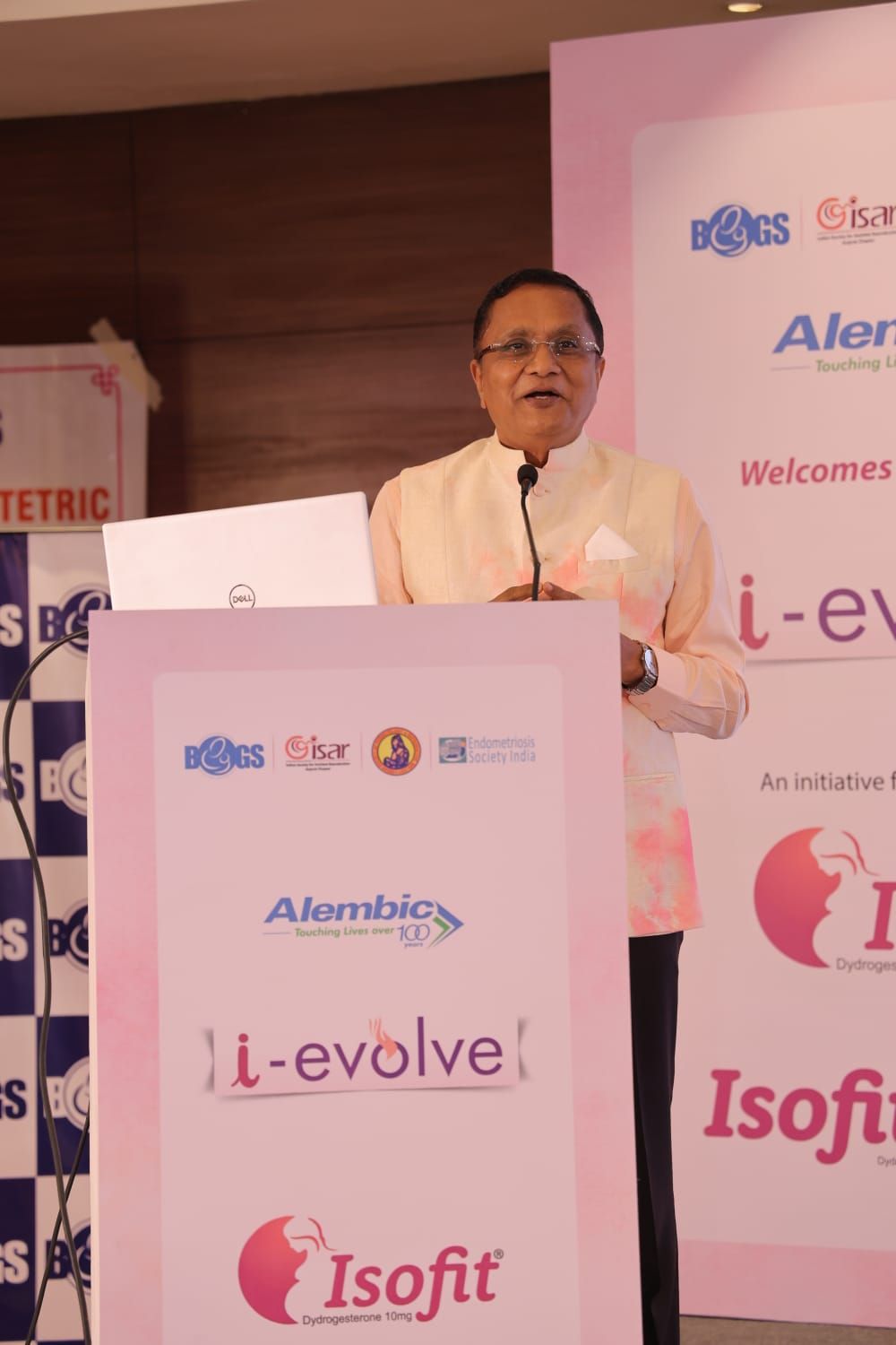 Dr. Himanshu Bavishi addressing gynaecologists at the BOGS x ISAR Gujarat i-evolve scientific meet in Vadodara