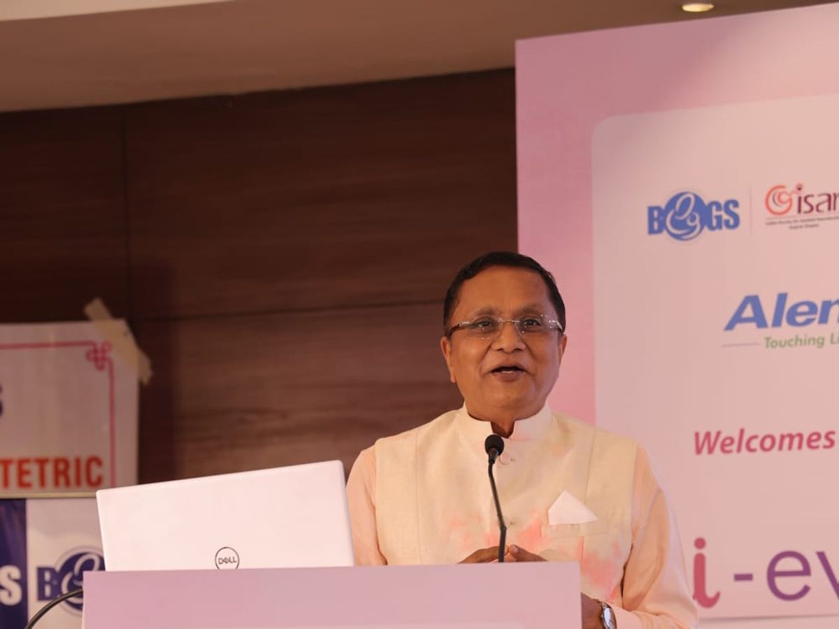 Dr. Himanshu Bavishi addressing gynaecologists at the BOGS x ISAR Gujarat i-evolve scientific meet in Vadodara