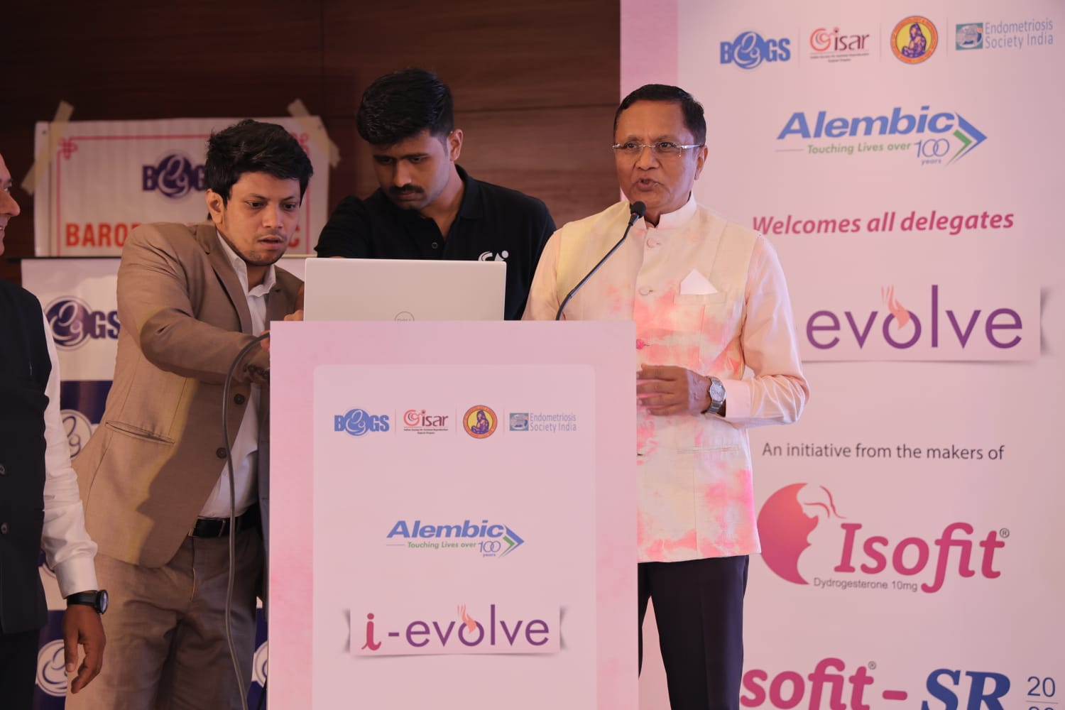 Dr. Himanshu Bavishi addressing gynaecologists at the BOGS x ISAR Gujarat i-evolve scientific meet in Vadodara