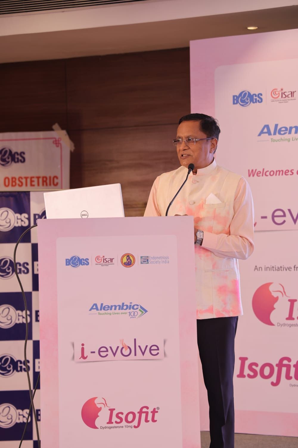 Dr. Himanshu Bavishi addressing gynaecologists at the BOGS x ISAR Gujarat i-evolve scientific meet in Vadodara