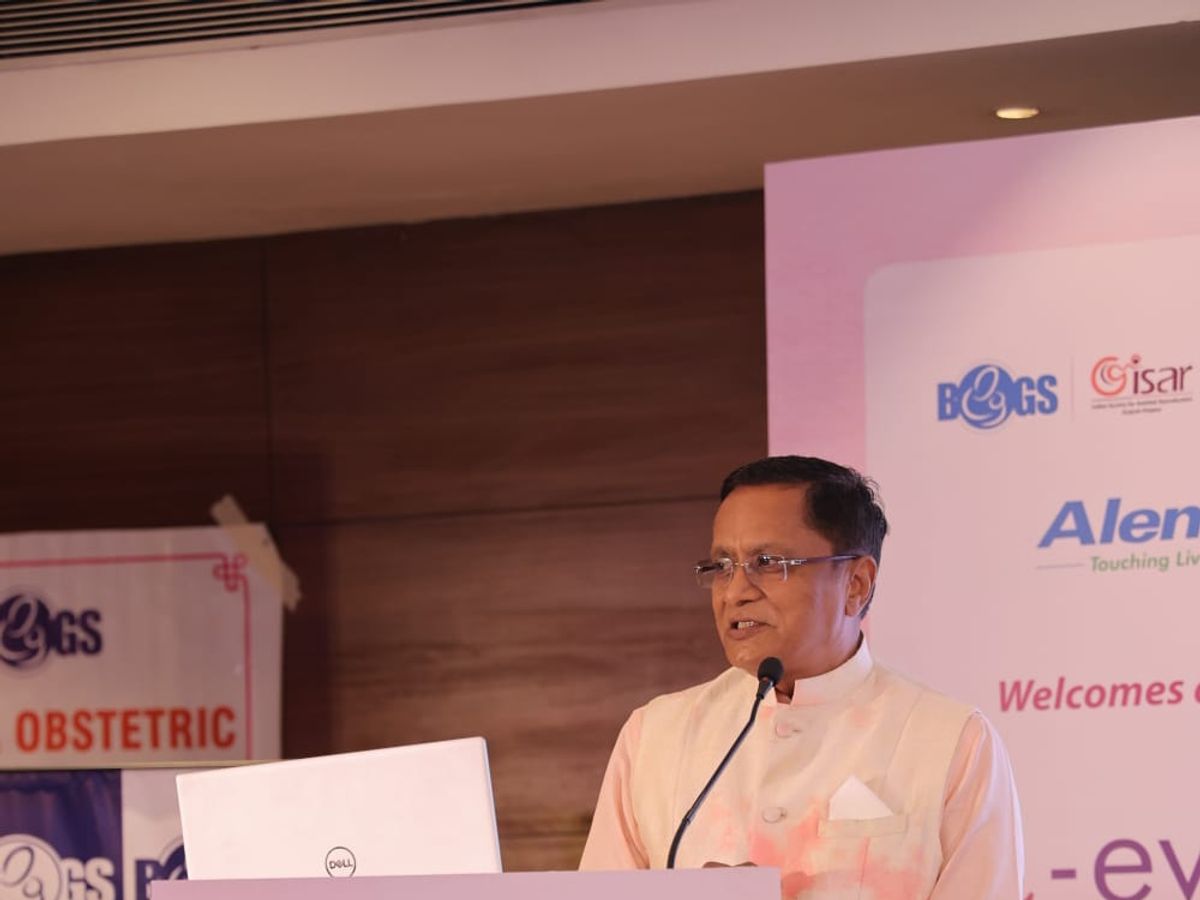 Dr. Himanshu Bavishi addressing gynaecologists at the BOGS x ISAR Gujarat i-evolve scientific meet in Vadodara