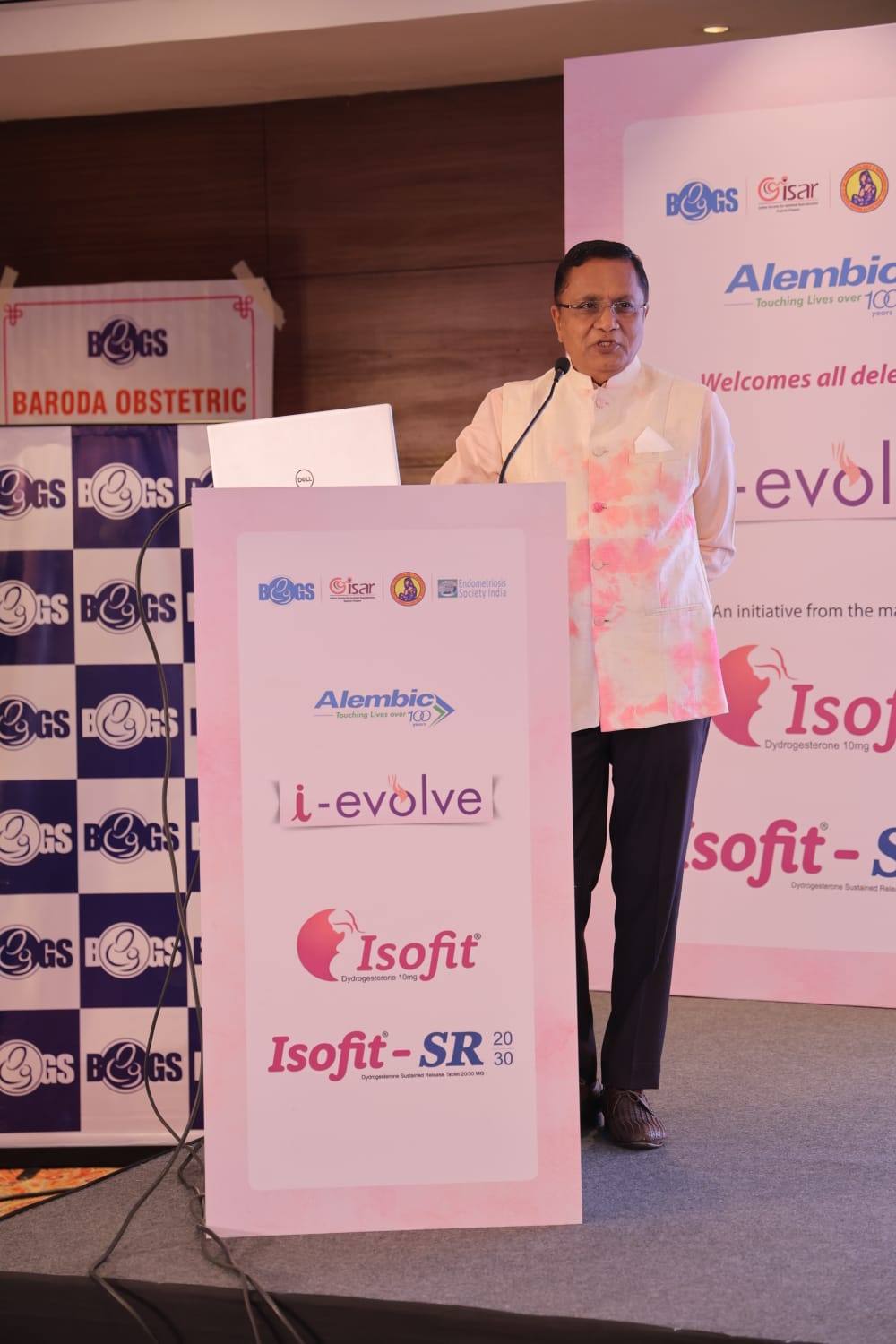 Dr. Himanshu Bavishi addressing gynaecologists at the BOGS x ISAR Gujarat i-evolve scientific meet in Vadodara