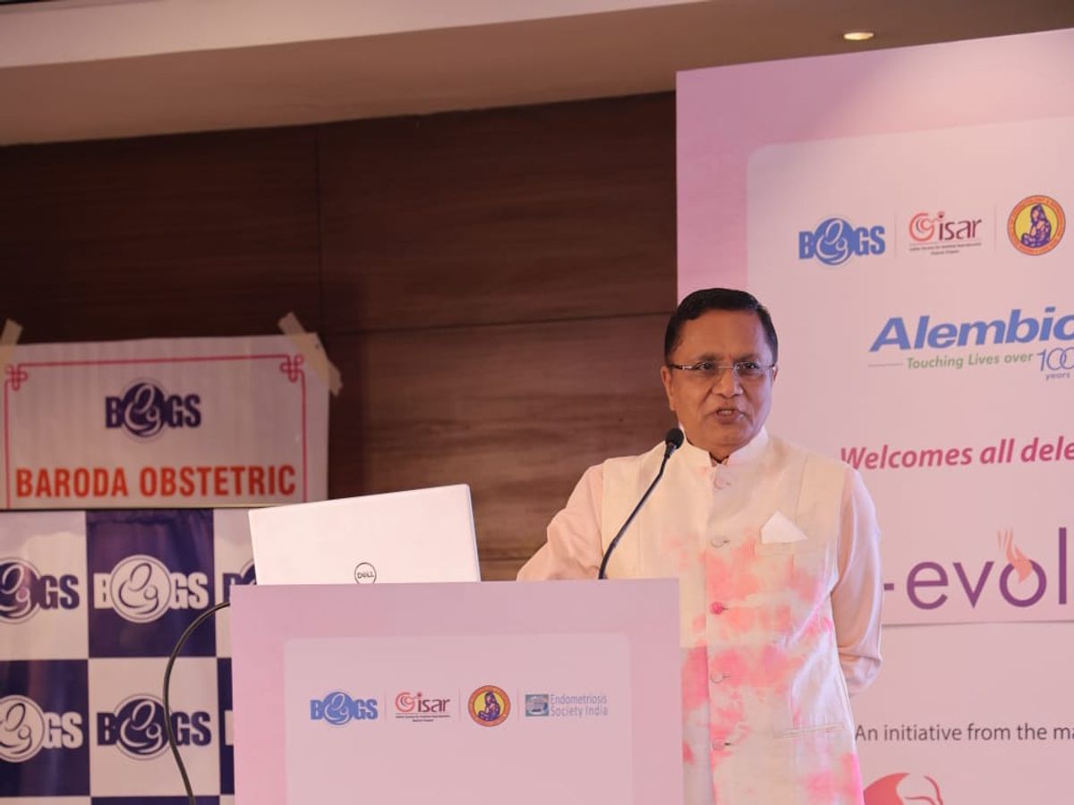 Dr. Himanshu Bavishi addressing gynaecologists at the BOGS x ISAR Gujarat i-evolve scientific meet in Vadodara