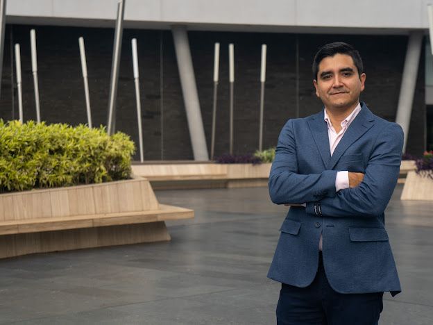 Jaime Giraldo posing in front of a building