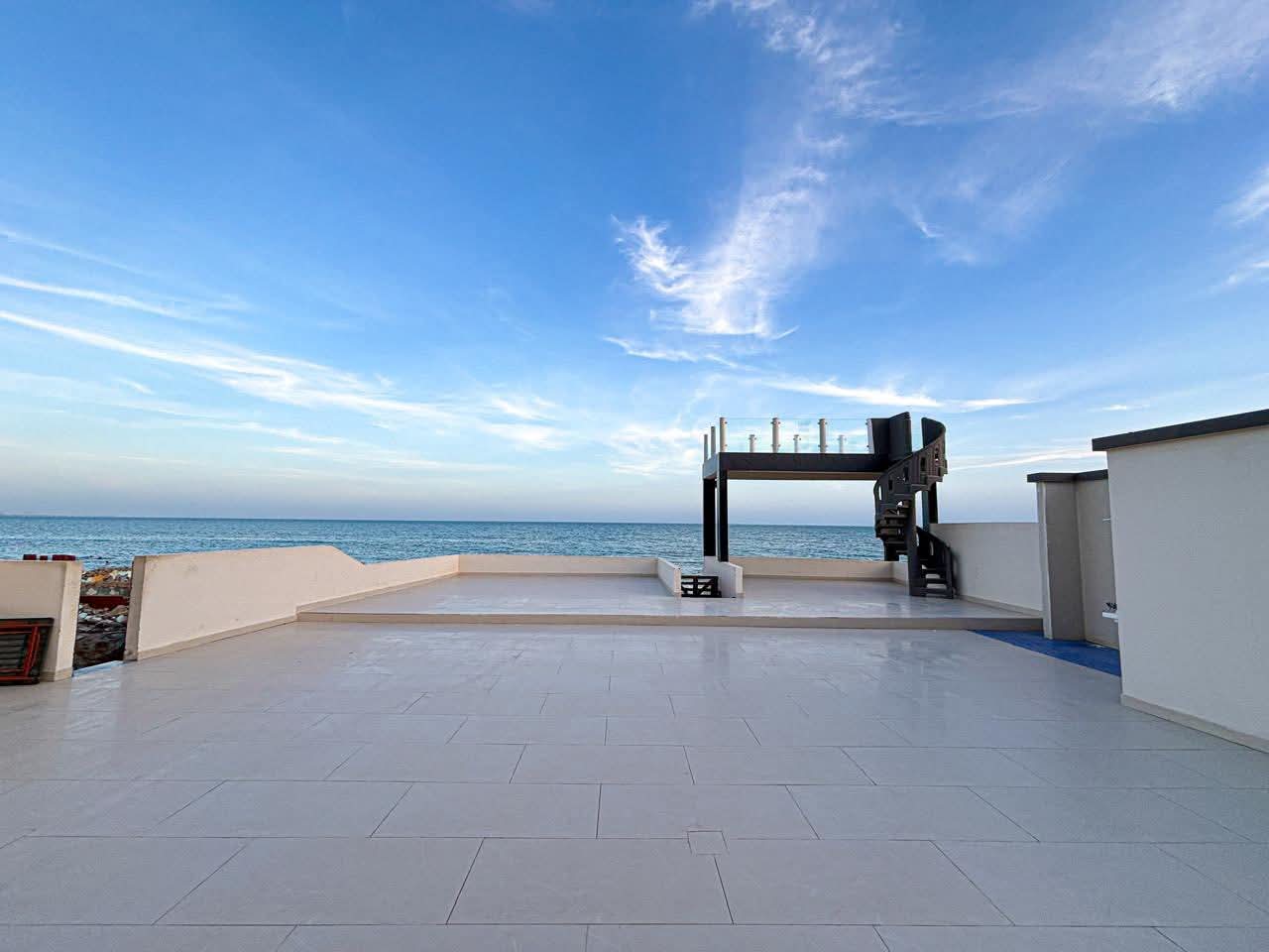 The Hawksbay Luxury Hut H-8 gallery photo 11