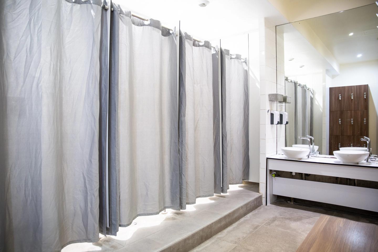 Douches individuelles du vestiaire