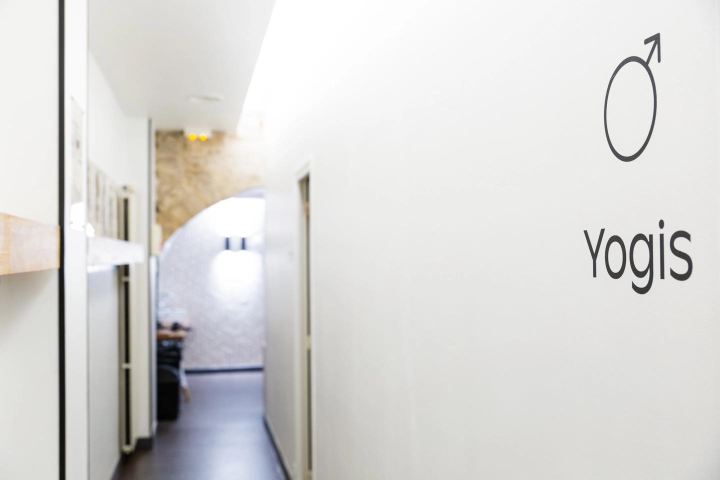 Entrée du vestiaire Yogis