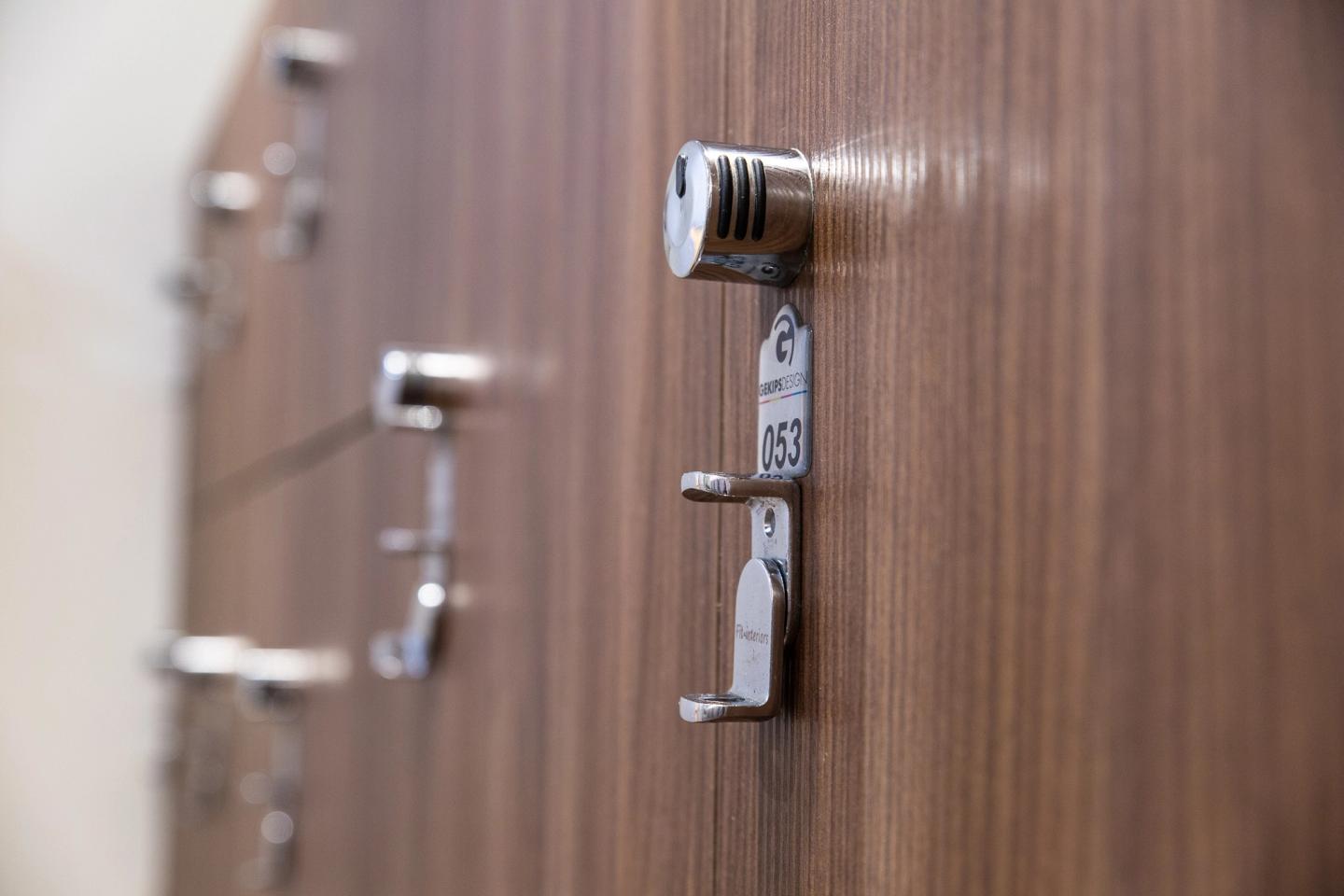 Casier en bois du vestiaire