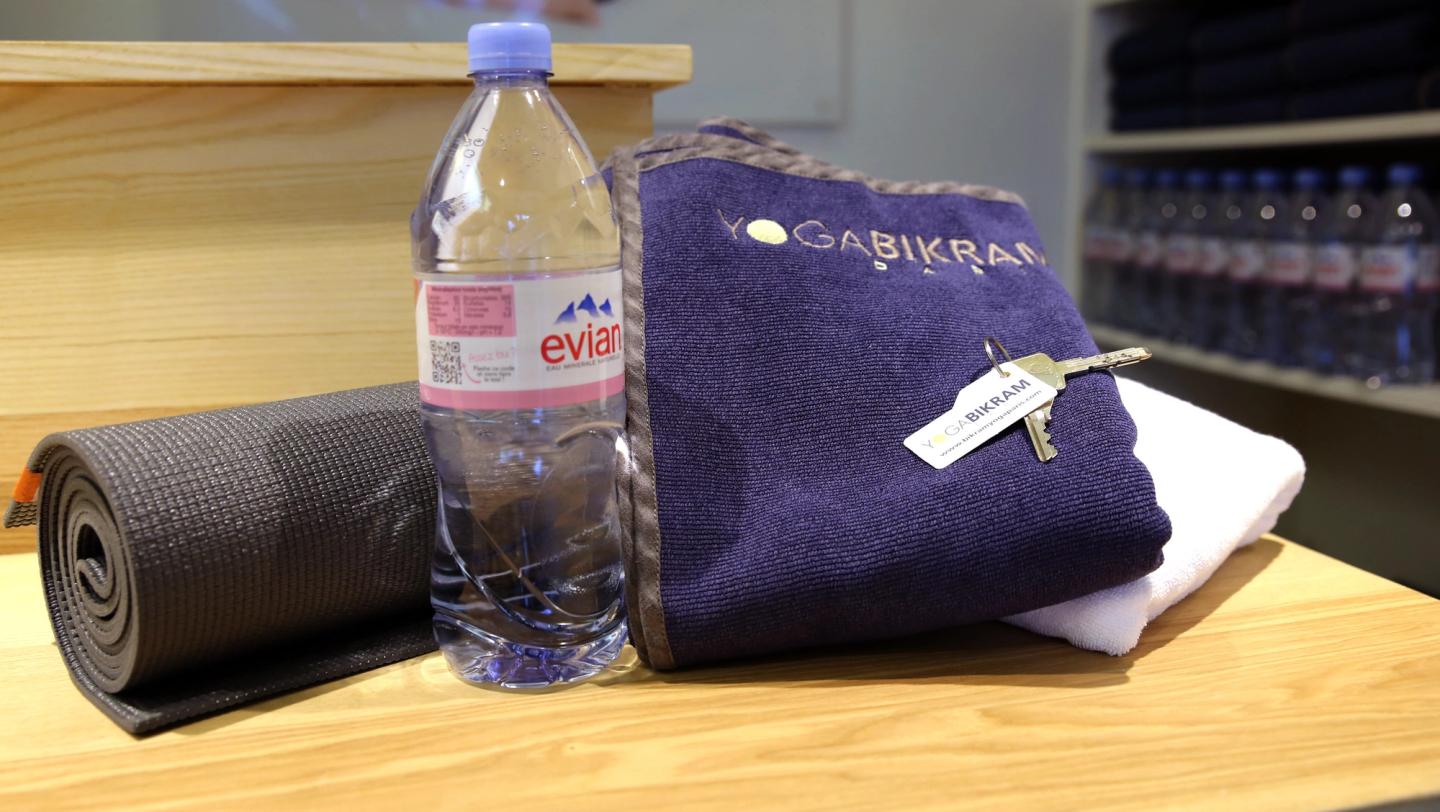 Serviette Yoga Bikram Paris, tapis et bouteille d'eau à l'accueil