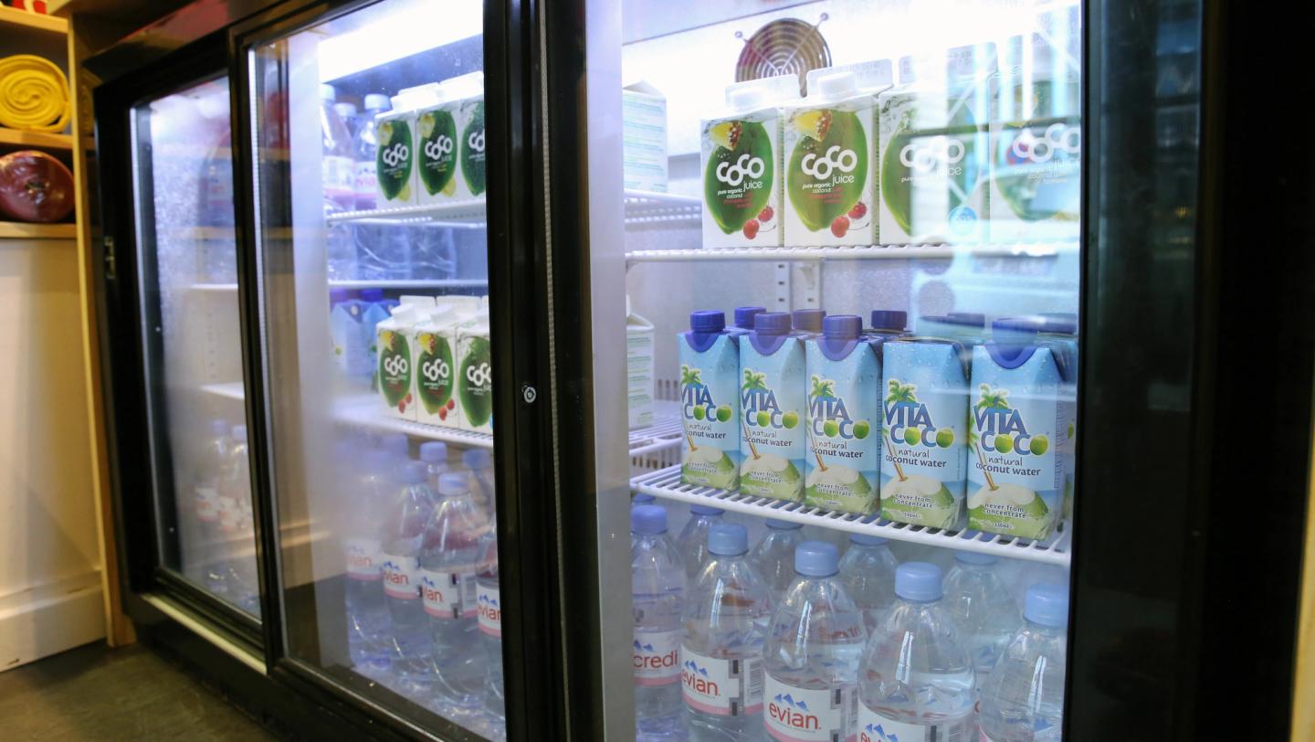 Réfrigérateur de boissons : eaux et eaux de coco