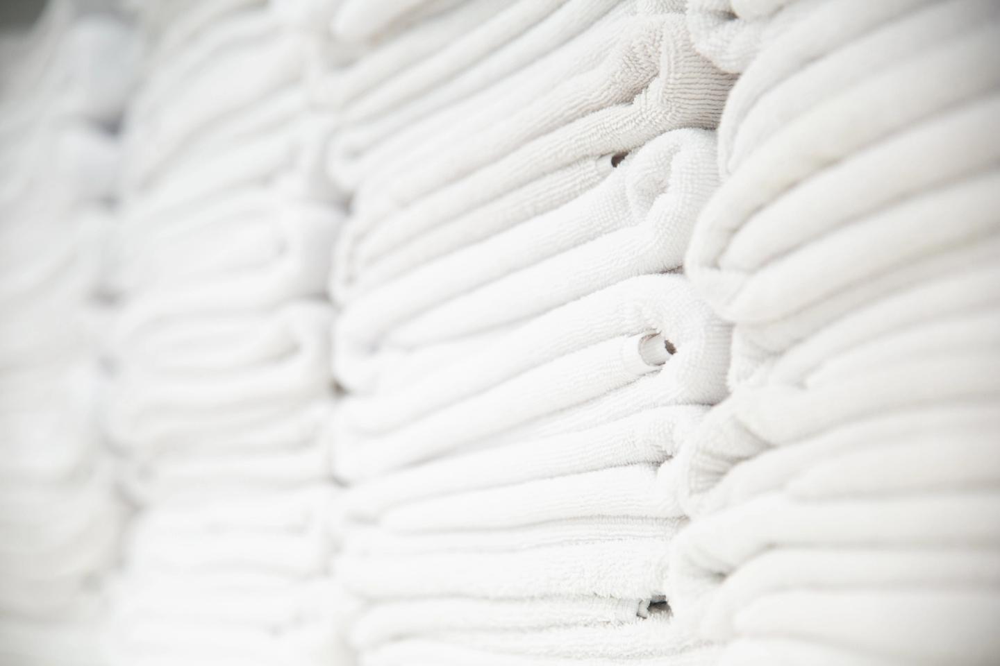 Piles de serviettes blanches