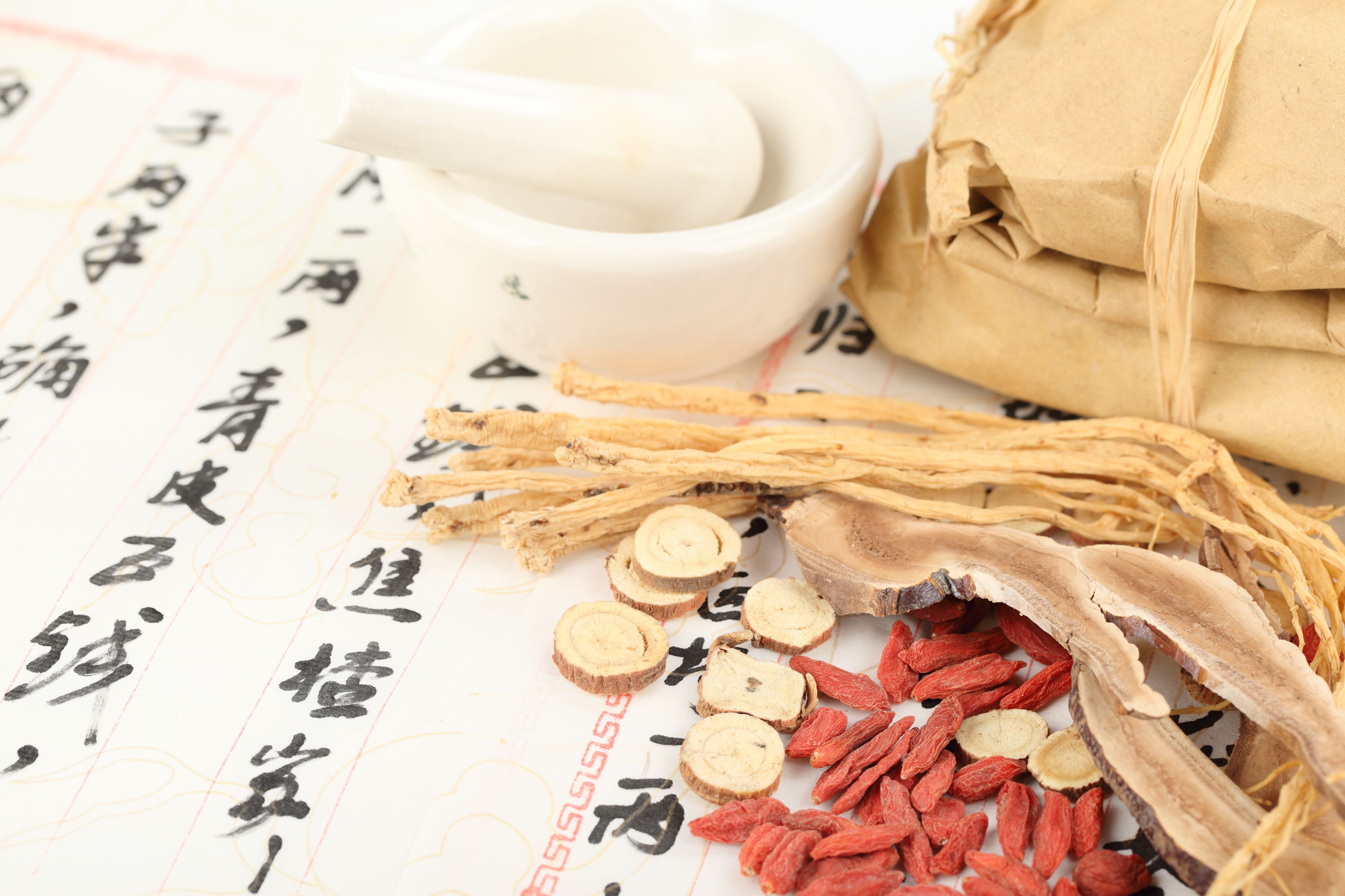 fytoterapie, čínské byliny, goji, zázvor, čínské psaní 