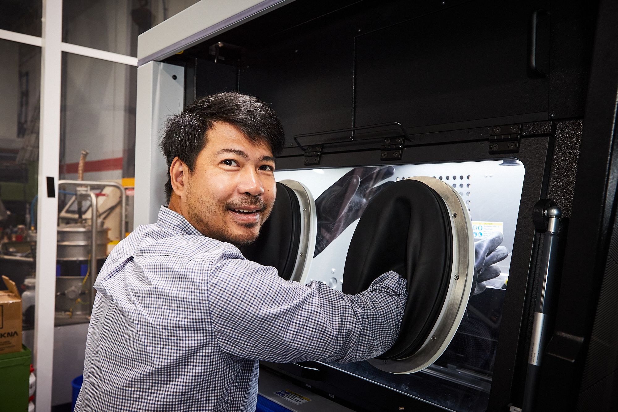 A Romar engineer using the new metal 3d printer 