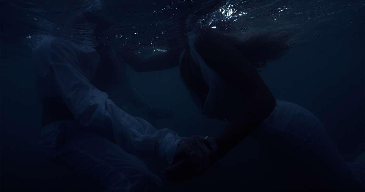 Zuezeu estrena "Weightless" con videoclip filmado en Hawái