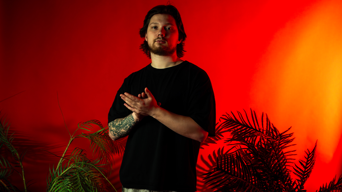 Wouji explora sonidos tribales en «Traca Traca», su nuevo single con Izi