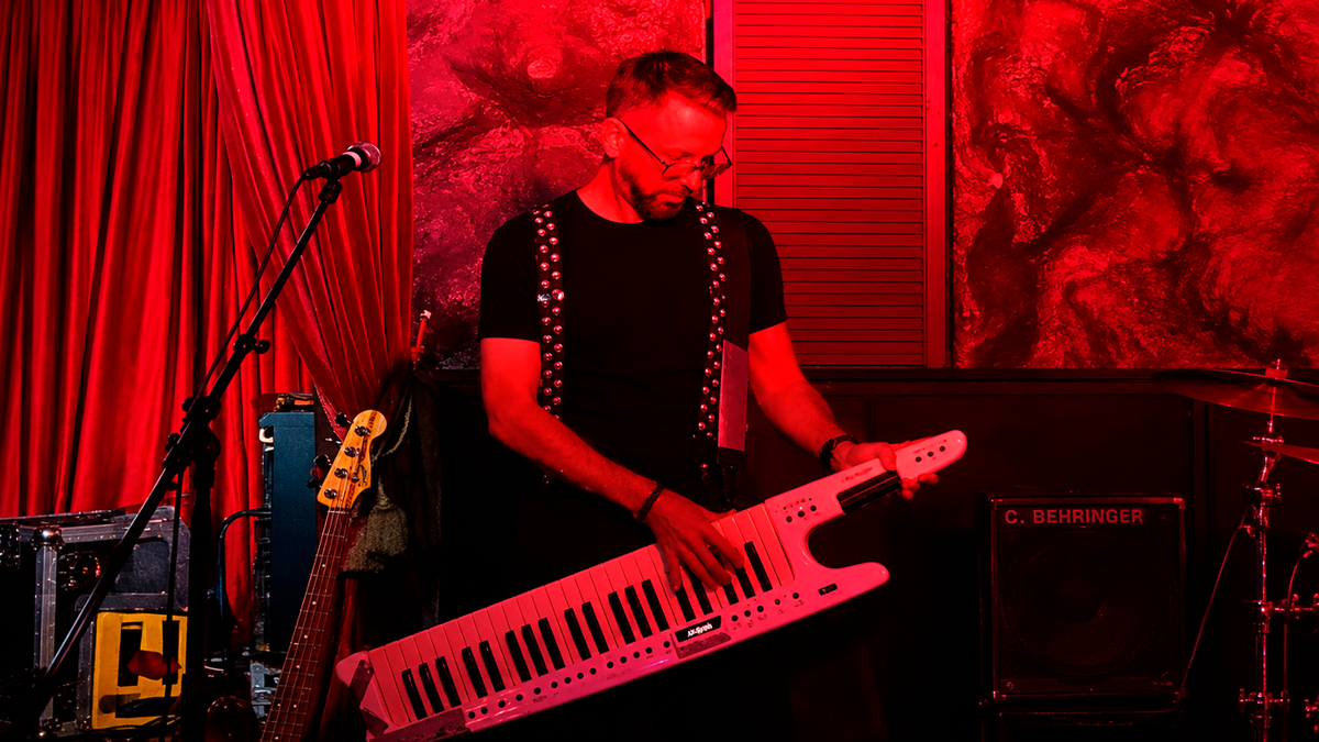 M0XX estrena Parallel Lives, su álbum debut de neon techno