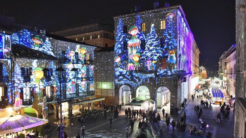 Como Città dei Balocchi Christmas light festival illuminating the lakefront