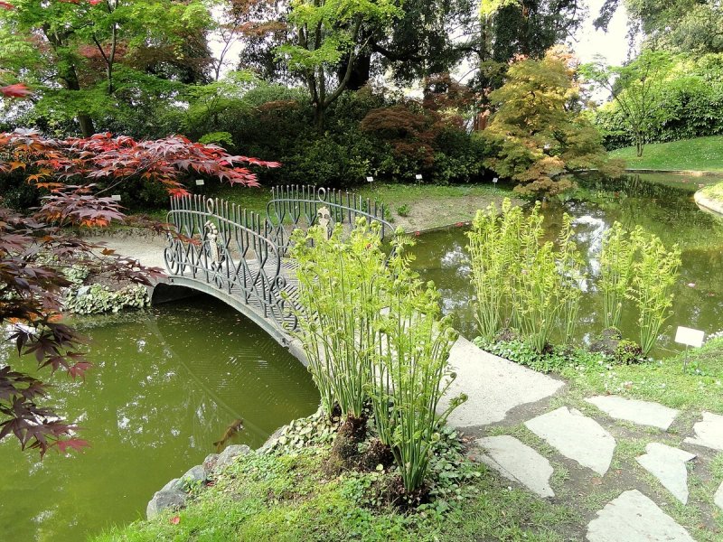 Terraced gardens at Villa Serbelloni with lake views