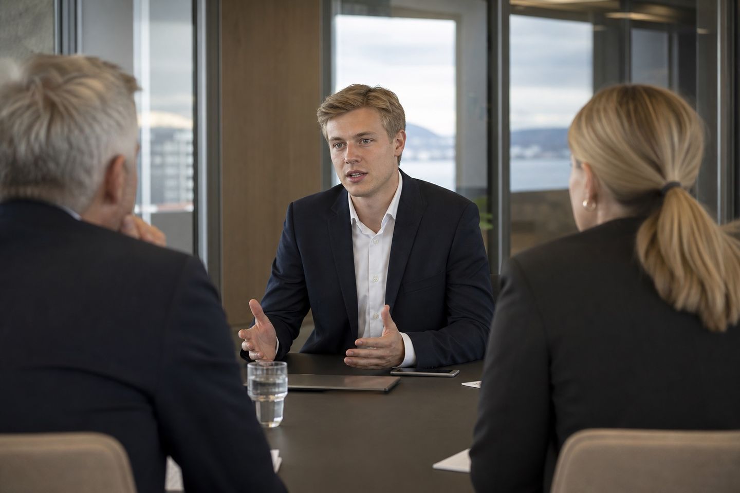 Kandidat i andregangsintervju med ledere i en bank