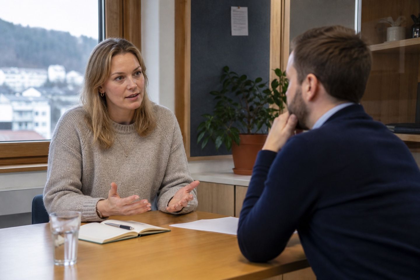 Ansatt i en forberedt lønnssamtale med nærmeste leder