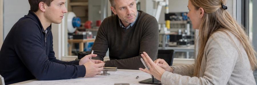 Ingeniører og rekrutteringsleder i en faglig samtale