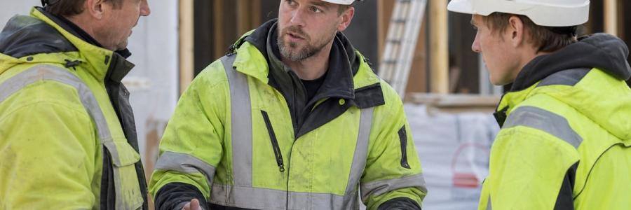 Bas som leder en kort gjennomgang på en norsk byggeplass