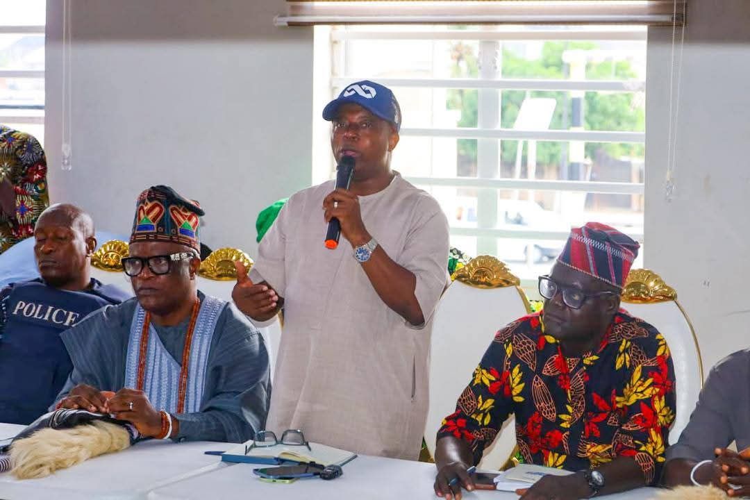 HON. ABDULLAHI SESAN OLOWA HOLDS PEACE AND SECURITY MEETING WITH STAKEHOLDERS IN IBEJU-LEKKI