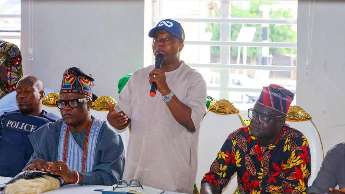 HON. ABDULLAHI SESAN OLOWA HOLDS PEACE AND SECURITY MEETING WITH STAKEHOLDERS IN IBEJU-LEKKI