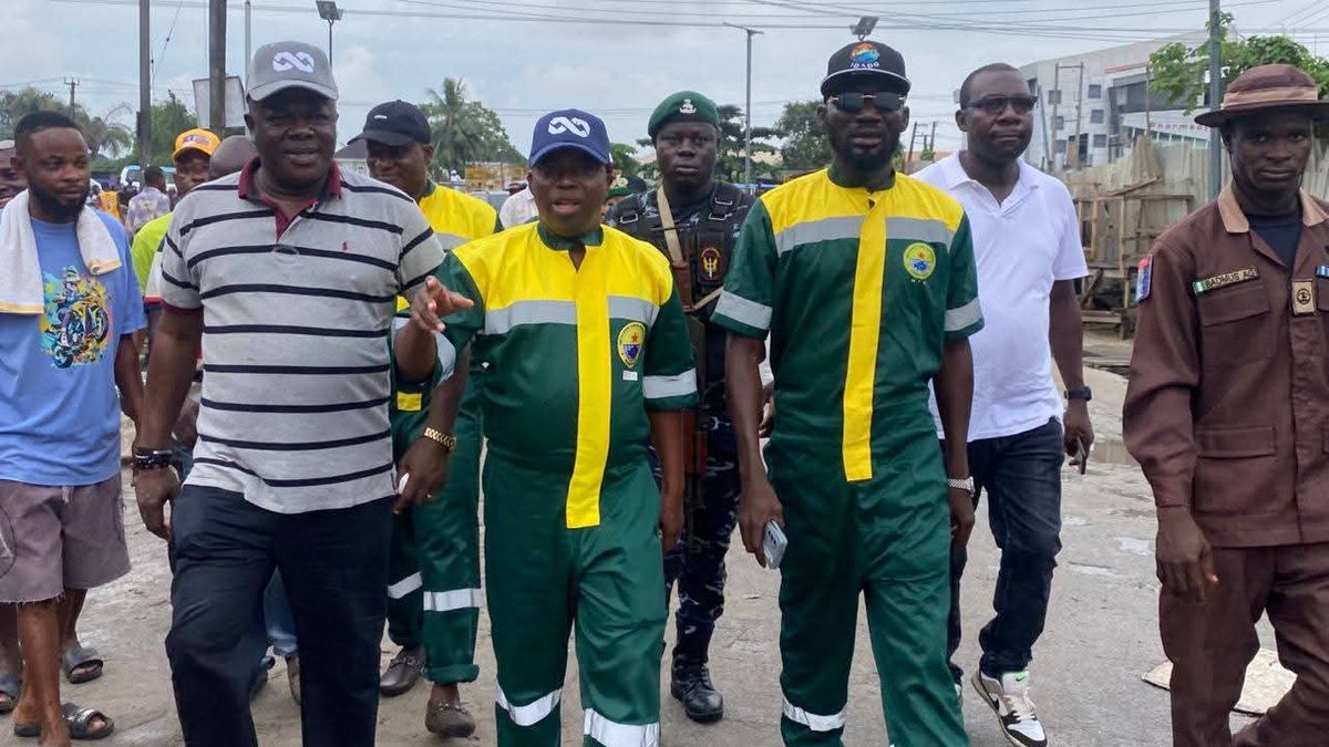 HON. OLOWA LEADS MONTHLY SANITATION EXERCISE, JOINED BY HON. ABIOLA OLOWU