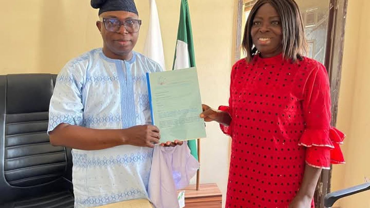 AGE NIGERIA FOUNDATION MEMBERS VISIT HON. OLOWA