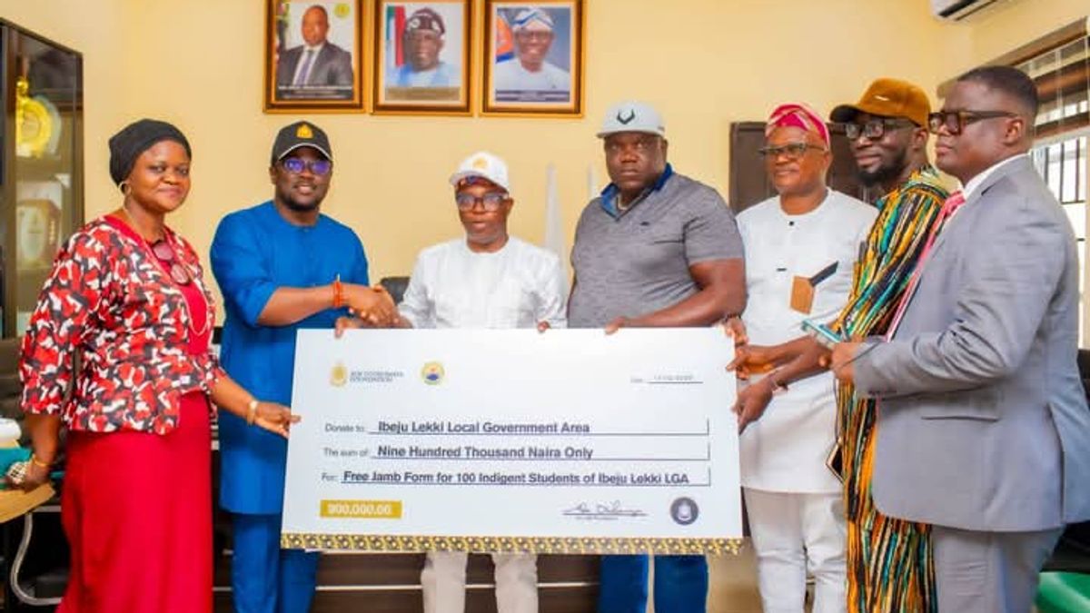 ADE-OTUKOMAYA FOUNDATION PARTNERS WITH IBEJU-LEKKI LG ON VOCATIONAL TRAINING AND EDUCATIONAL ADVANCEMENT, DONATES 150 FREE JAMB FORMS